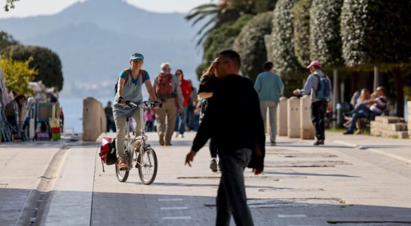 29.10.2024., Zadar - Lijepo i suncano vrijeme mnogi su odlucili provesti u setnji gradom Photo: Sime Zelic/PIXSELL