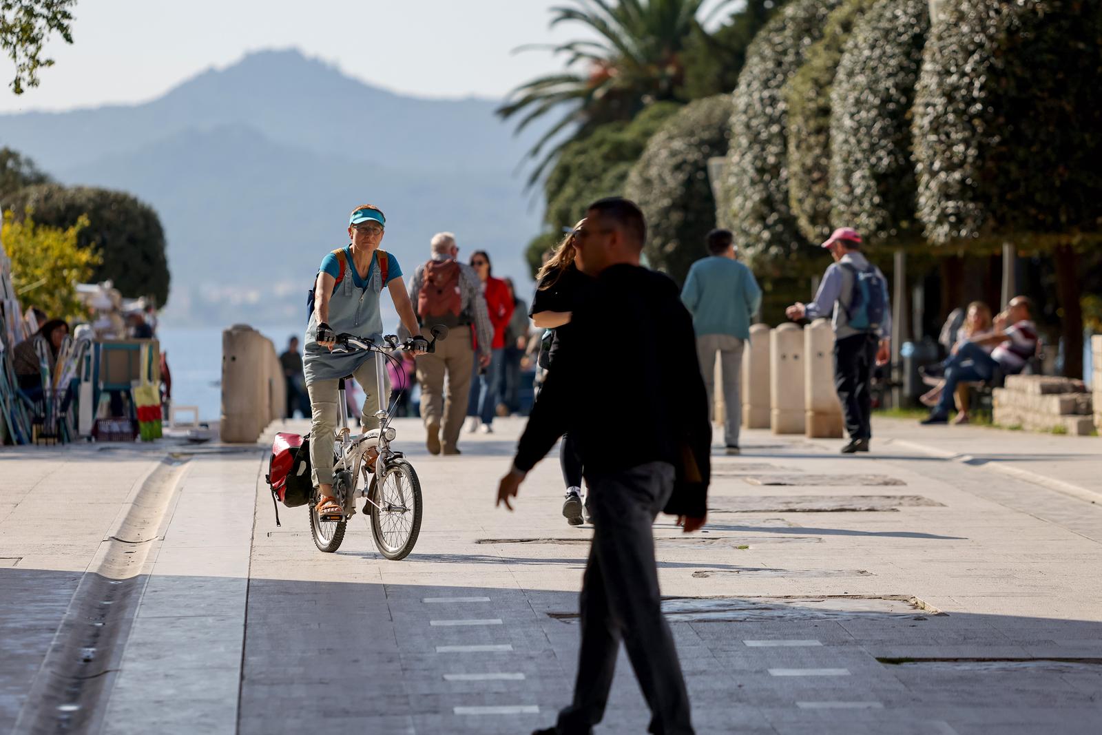 29.10.2024., Zadar - Lijepo i suncano vrijeme mnogi su odlucili provesti u setnji gradom Photo: Sime Zelic/PIXSELL