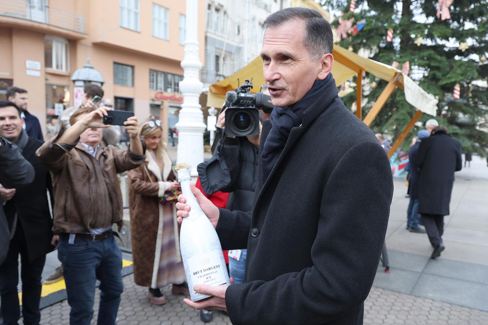 29.11.2024., Zagreb - Kandidat na predsjednckim izborima Dragan Primorac posjetio je danas stand za prikupljanje potpisa i druzio se s gradjanima. Photo: Patrik Macek/PIXSELL