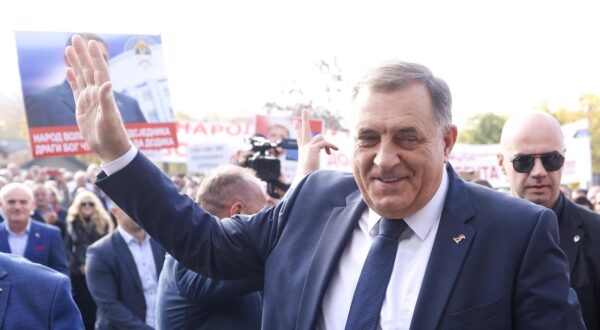 30.10.2024., Sarajevo, Bosna i Hercegovina - Predsjednik bh. entiteta RS Milorad Dodik stigao je danas u sud BiH, a kao i u prijasnjim rocistima, ispred zgrade su ga docekale pristase. Photo: Armin Durgut/PIXSELL