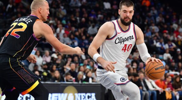 Oct 31, 2024; Inglewood, California, USA; Los Angeles Clippers center Ivica Zubac (40) moves the ball against Phoenix Suns center Mason Plumlee (22) during the second half at Intuit Dome. Mandatory Credit: Gary A. Vasquez-Imagn Images Photo: Gary A. Vasquez/REUTERS