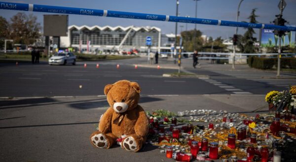 A teddy bear is placed near where the people died when a part of the roof collapsed at a railway station in Novi Sad, Serbia November 2, 2024. REUTERS/Marko Djurica Photo: MARKO DJURICA/REUTERS