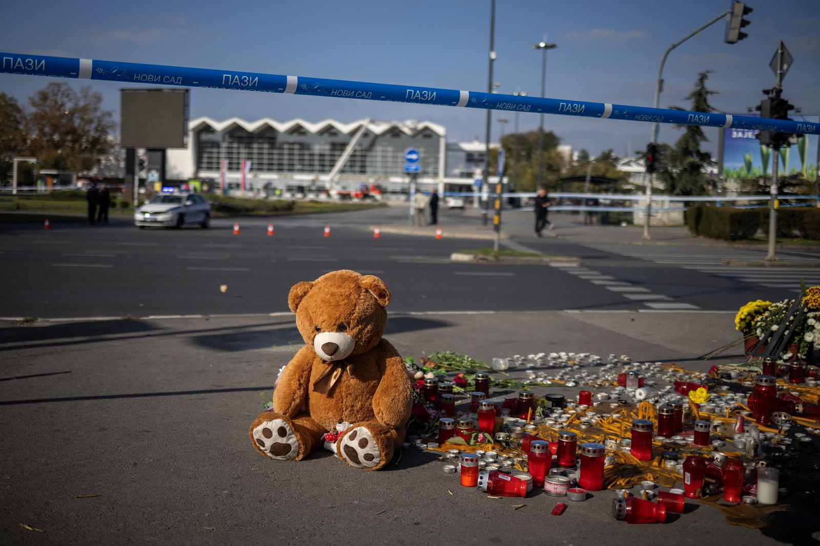 A teddy bear is placed near where the people died when a part of the roof collapsed at a railway station in Novi Sad, Serbia November 2, 2024. REUTERS/Marko Djurica Photo: MARKO DJURICA/REUTERS