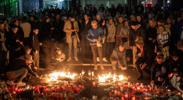 People light candles to pay their respects to the people who died when a part of the roof collapsed at a railway station in Novi Sad, Serbia November 2, 2024. REUTERS/Marko Djurica Photo: MARKO DJURICA/REUTERS