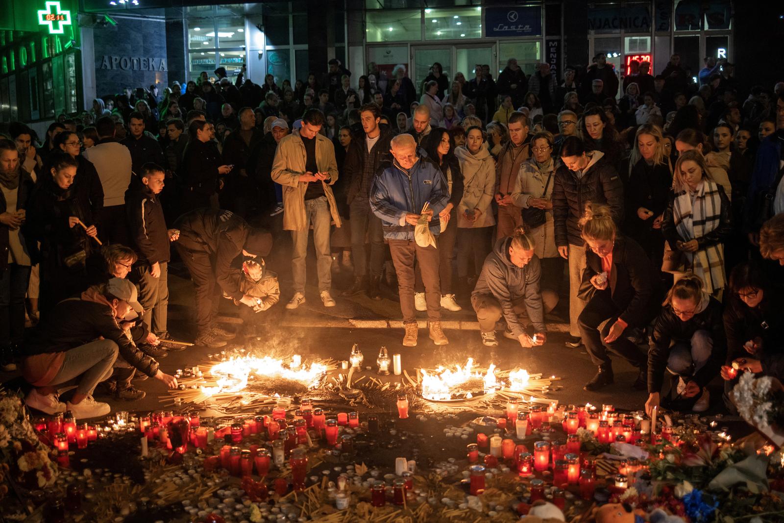 People light candles to pay their respects to the people who died when a part of the roof collapsed at a railway station in Novi Sad, Serbia November 2, 2024. REUTERS/Marko Djurica Photo: MARKO DJURICA/REUTERS