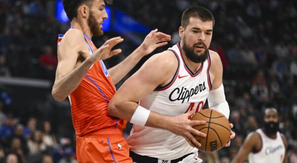 Nov 2, 2024; Inglewood, California, USA; LA Clippers center Ivica Zubac (40) looks to pass against Oklahoma City Thunder forward Chet Holmgren (7) during the first half at Intuit Dome. Mandatory Credit: Jonathan Hui-Imagn Images Photo: Jonathan Hui/REUTERS