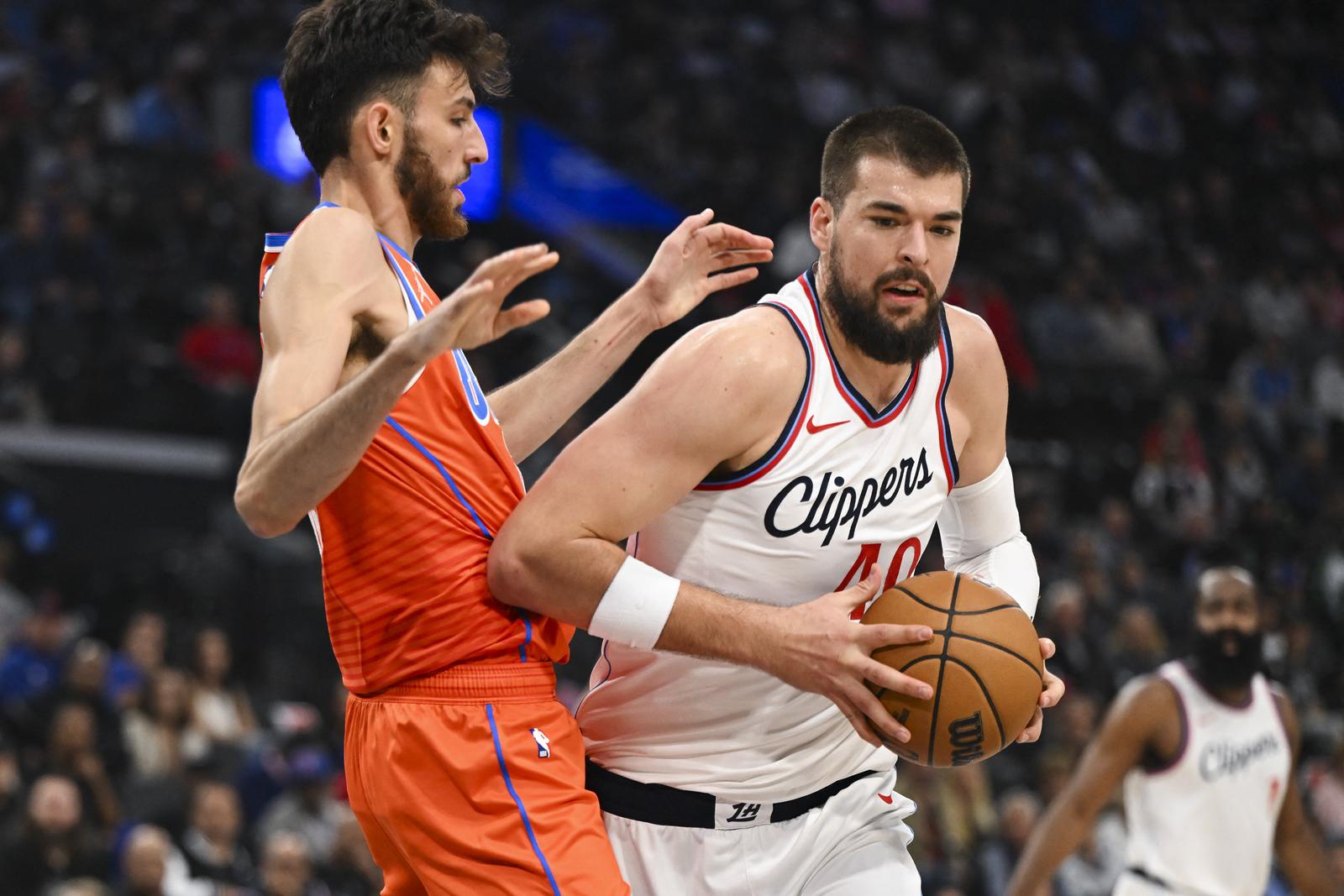 Nov 2, 2024; Inglewood, California, USA; LA Clippers center Ivica Zubac (40) looks to pass against Oklahoma City Thunder forward Chet Holmgren (7) during the first half at Intuit Dome. Mandatory Credit: Jonathan Hui-Imagn Images Photo: Jonathan Hui/REUTERS