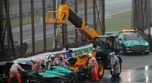 Formula One F1 - Sao Paulo Grand Prix - Autodromo Jose Carlos Pace, Sao Paulo, Brazil - November 3, 2024 Aston Martin's Fernando Alonso car is towed away after crashing out during qualifying REUTERS/Carla Carniel Photo: CARLA CARNIEL/REUTERS