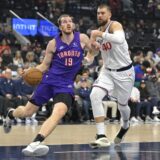 Nov 9, 2024; Inglewood, California, USA; Toronto Raptors center Jakob Poeltl (19) is defended by Los Angeles Clippers center Ivica Zubac (40) as he drives to the basket in the first half at Intuit Dome. Mandatory Credit: Jayne Kamin-Oncea-Imagn Images Photo: Jayne Kamin-Oncea/REUTERS