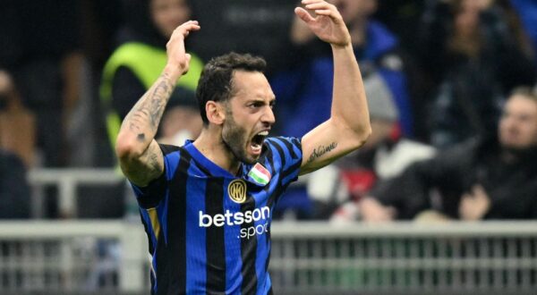 Soccer Football - Serie A - Inter Milan v Napoli - San Siro, Milan, Italy - November 10, 2024 Inter Milan's Hakan Calhanoglu celebrates scoring their first goal REUTERS/Daniele Mascolo Photo: Daniele Mascolo/REUTERS