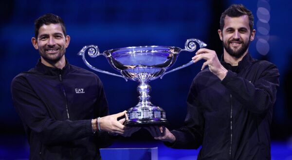 Tennis - ATP Finals - Inalpi Arena, Turin, Italy - November 15, 2024  El Salvador's Marcelo Arevalo and Croatia's Mate Pavic pose with the 2024 World Number 1 ATP doubles trophy REUTERS/Guglielmo Mangiapane Photo: GUGLIELMO MANGIAPANE/REUTERS