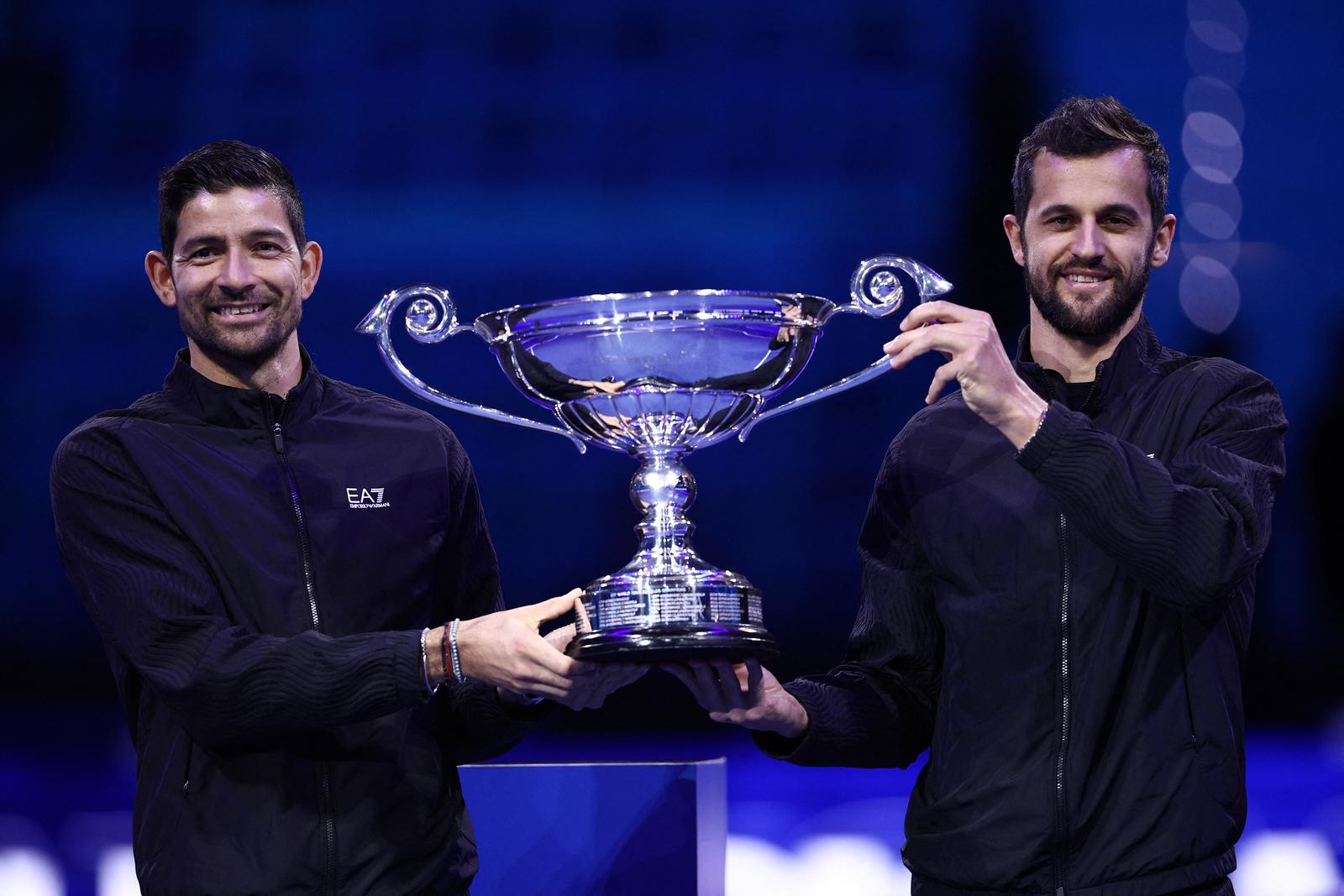 Tennis - ATP Finals - Inalpi Arena, Turin, Italy - November 15, 2024  El Salvador's Marcelo Arevalo and Croatia's Mate Pavic pose with the 2024 World Number 1 ATP doubles trophy REUTERS/Guglielmo Mangiapane Photo: GUGLIELMO MANGIAPANE/REUTERS