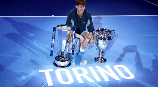 Tennis - ATP Finals - Inalpi Arena, Turin, Italy - November 17, 2024 Italy's Jannik Sinner poses with the trophy after winning the ATP Finals and the 2024 ATP World Number 1 trophy REUTERS/Guglielmo Mangiapane Photo: GUGLIELMO MANGIAPANE/REUTERS