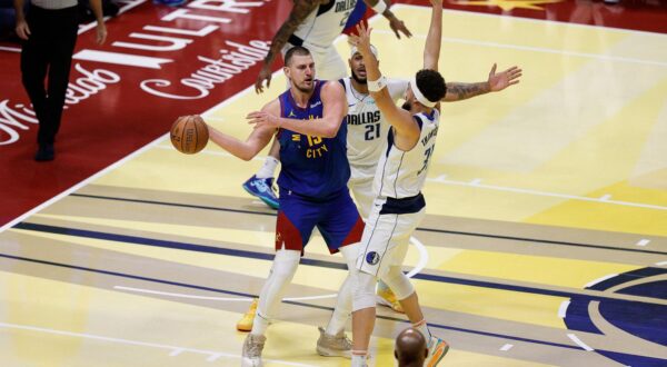 Nov 22, 2024; Denver, Colorado, USA; Denver Nuggets center Nikola Jokic (15) controls the ball under pressure from Dallas Mavericks center Daniel Gafford (21) and guard Klay Thompson (31) in the second quarter at Ball Arena. Mandatory Credit: Isaiah J. Downing-Imagn Images Photo: Isaiah J. Downing/REUTERS