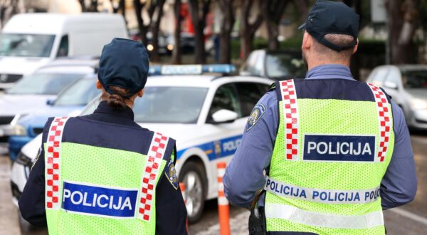 28.11.2024.,Sibenik-.U gradu se provodi policijska akcija za savjesne vozace koji ljude pustaju na prelazima.Takve je turisticka zajednica,grad i policija nagradila. Photo: Dusko Jaramaz/PIXSELL