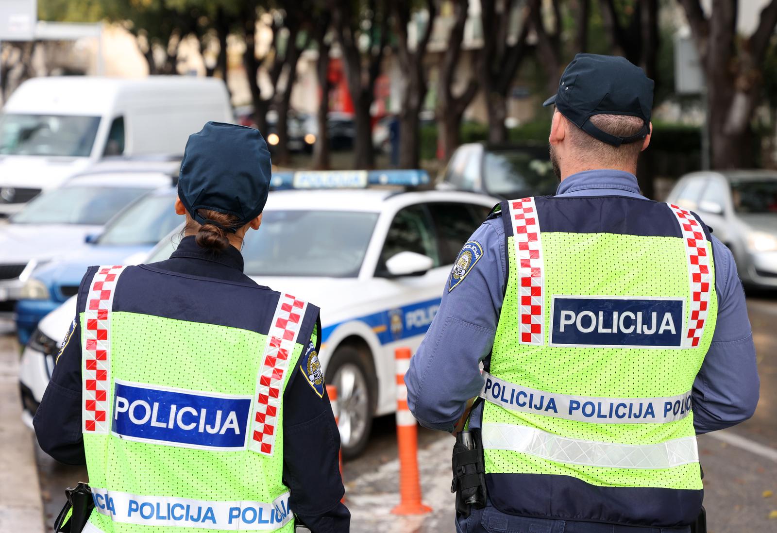 28.11.2024.,Sibenik-.U gradu se provodi policijska akcija za savjesne vozace koji ljude pustaju na prelazima.Takve je turisticka zajednica,grad i policija nagradila. Photo: Dusko Jaramaz/PIXSELL