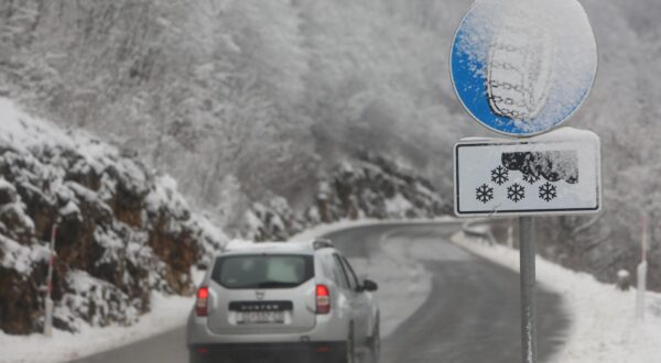 20.01.2023, Rakovica - Na podrucju Like pada sitan snijeg. Na cesti su zimski uvjeti zbog cega je obavezna zimska oprema za sva vozila. Photo: Kristina Stedul Fabac/PIXSELL