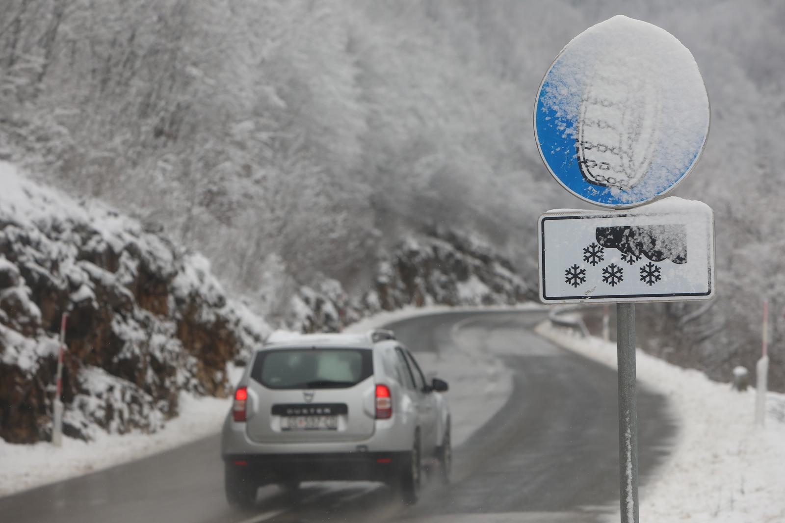 20.01.2023, Rakovica - Na podrucju Like pada sitan snijeg. Na cesti su zimski uvjeti zbog cega je obavezna zimska oprema za sva vozila. Photo: Kristina Stedul Fabac/PIXSELL