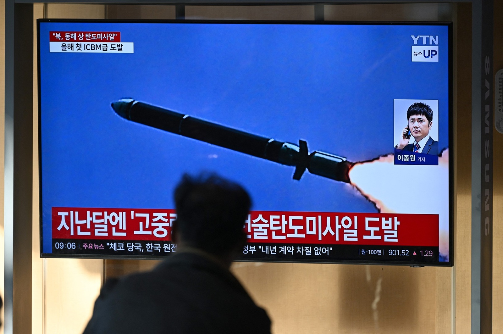 A man watches a television screen showing a news broadcast with file footage of a North Korean missile test, at a train station in Seoul on October 31, 2024. North Korea on October 31 fired a "long-range ballistic missile", South Korea's military said, Pyongyang's first weapons test since Seoul accused it of sending tens of thousands of soldiers to Russia.,Image: 928439279, License: Rights-managed, Restrictions: , Model Release: no, Credit line: JUNG YEON-JE / AFP / Profimedia