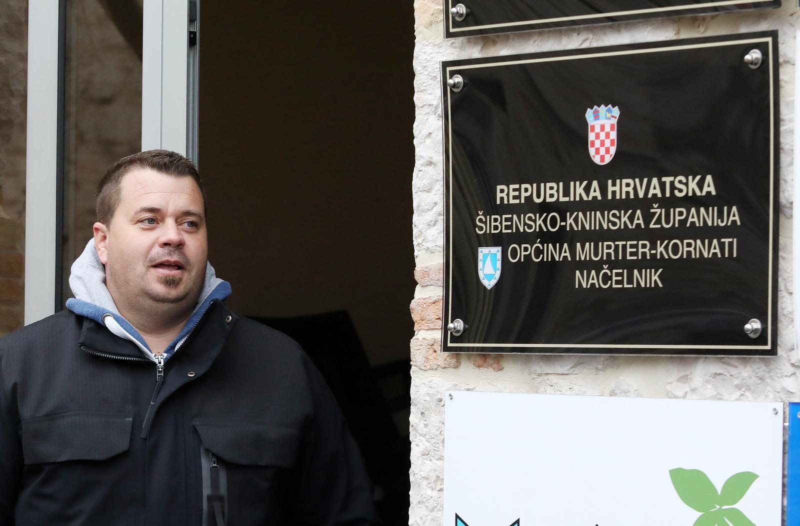 15.03.2023.,Murter-nacelnik opcine Muter-kornati pusten iz pritvora snimljen u Murteru ispred opcine,  Photo: Dusko Jaramaz/PIXSELL