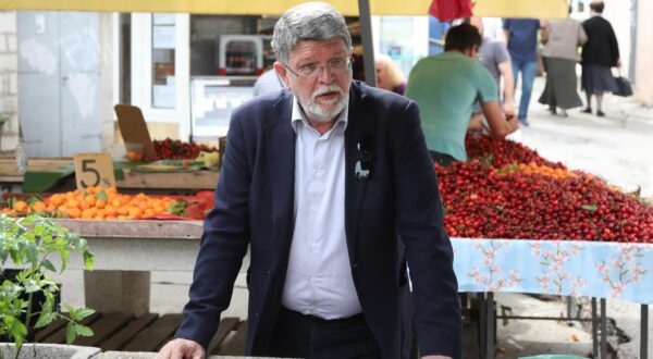 25.05.2024., Sibenik - Kandidati SDP-a na izborima za EU parlament posjetili su Sibenik i druzili se s gradjanima. Tonino Picula Photo: Dusko Jaramaz/PIXSELL