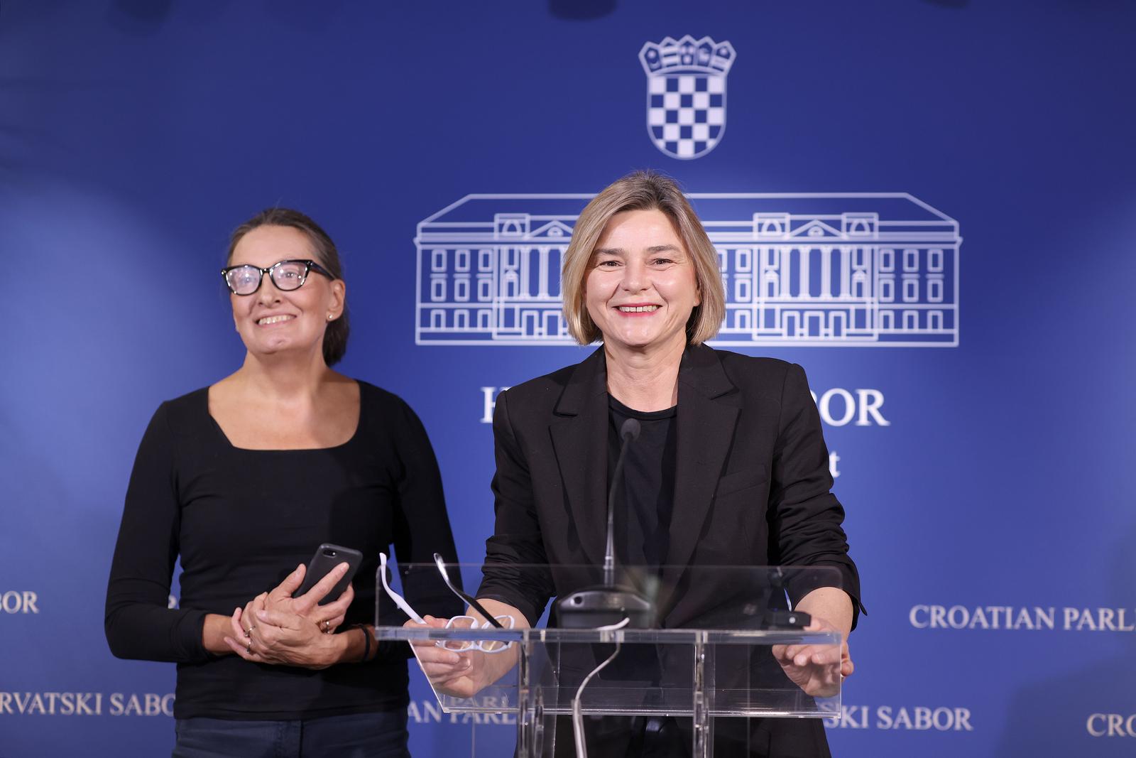 12.11.2024., Zagreb - Na konferenciji za medije Kluba zastupnika Mozemo o temi:"Izbor sudaca za Ustavni sud" govorile su zastupnice Ursa Raukar Gamulin i Sandra Bencic. Photo: Patrik Macek/PIXSELL