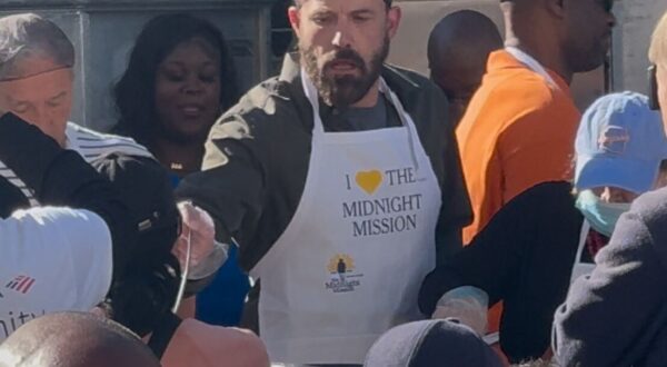 PREMIUM EXCLUSIVE Please contact X17 before any use of these exclusive photos - x17@x17agency.com


Is it love again? Ben Affleck and Jennifer Garner very close for Thanksgiving downtown at Mission LA to feed homeless people downtown on the skid row Los Angeles Nov 28, 2024 
Juliano/X17online.com