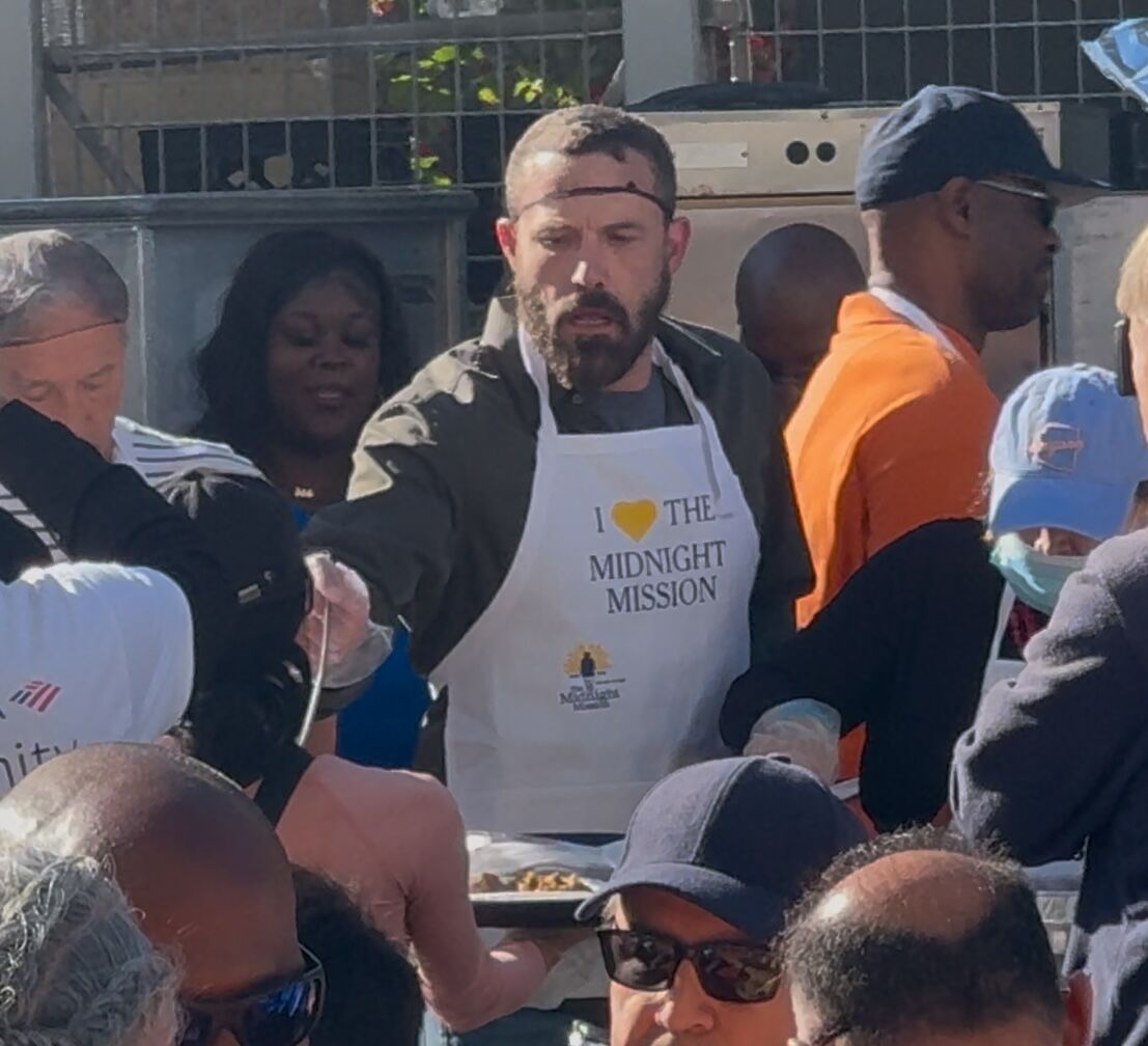 PREMIUM EXCLUSIVE Please contact X17 before any use of these exclusive photos - x17@x17agency.com


Is it love again? Ben Affleck and Jennifer Garner very close for Thanksgiving downtown at Mission LA to feed homeless people downtown on the skid row Los Angeles Nov 28, 2024 
Juliano/X17online.com