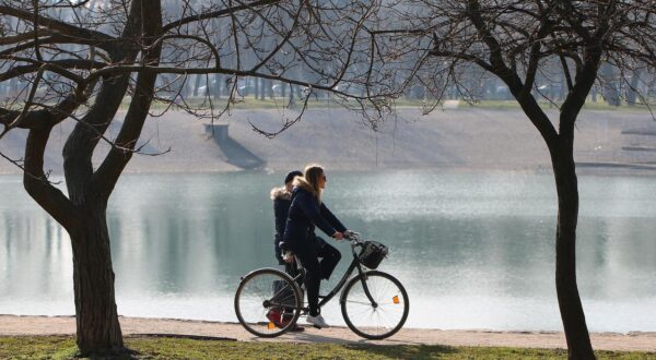 27.01.2018., Zagreb - Neuobicajeno toplo vrijeme za ovo doba godine gradjani su iskoristili za popodnevnu setnju uz jezero Bundek. rPhoto: Borna Filic/PIXSELL