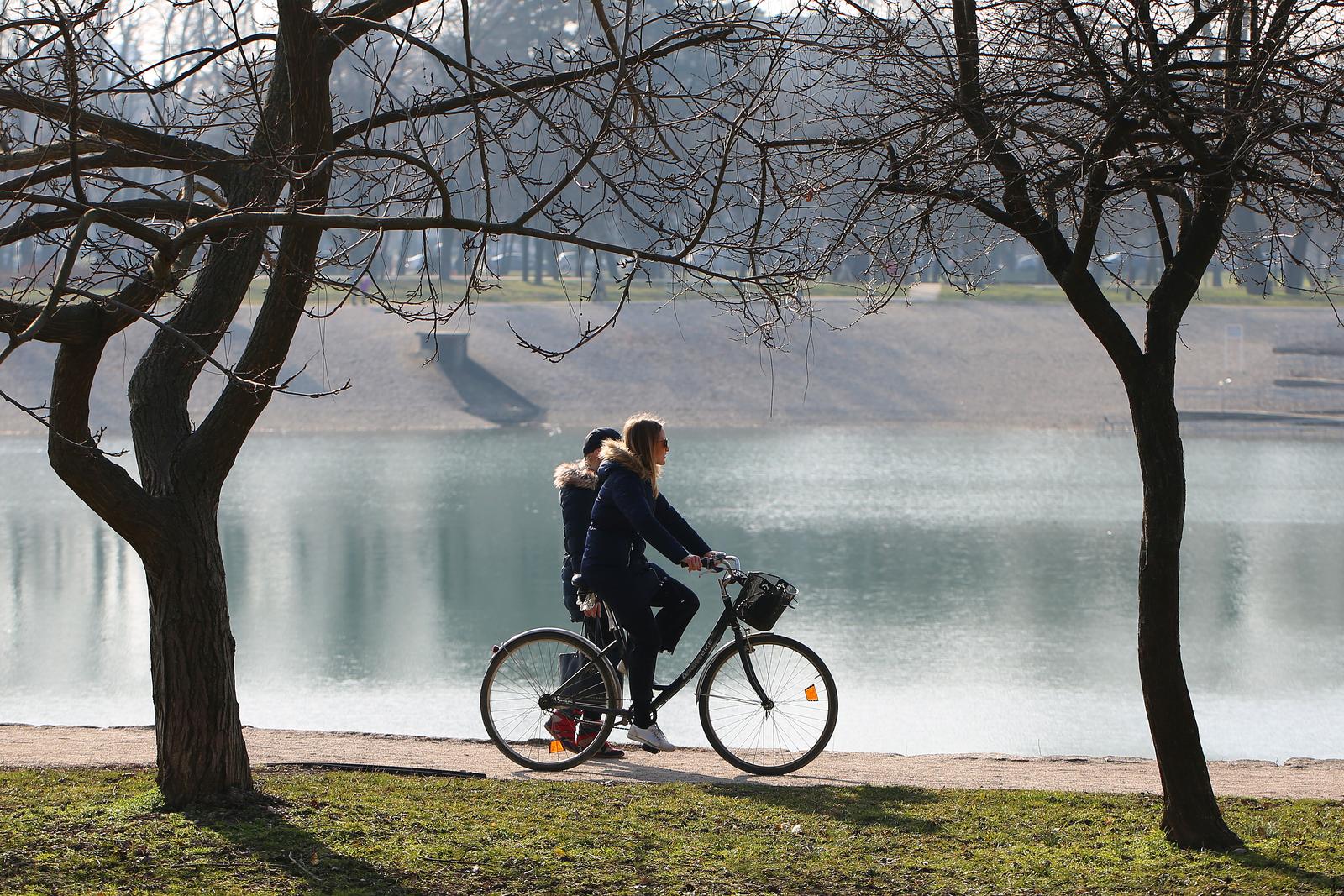 27.01.2018., Zagreb - Neuobicajeno toplo vrijeme za ovo doba godine gradjani su iskoristili za popodnevnu setnju uz jezero Bundek. rPhoto: Borna Filic/PIXSELL