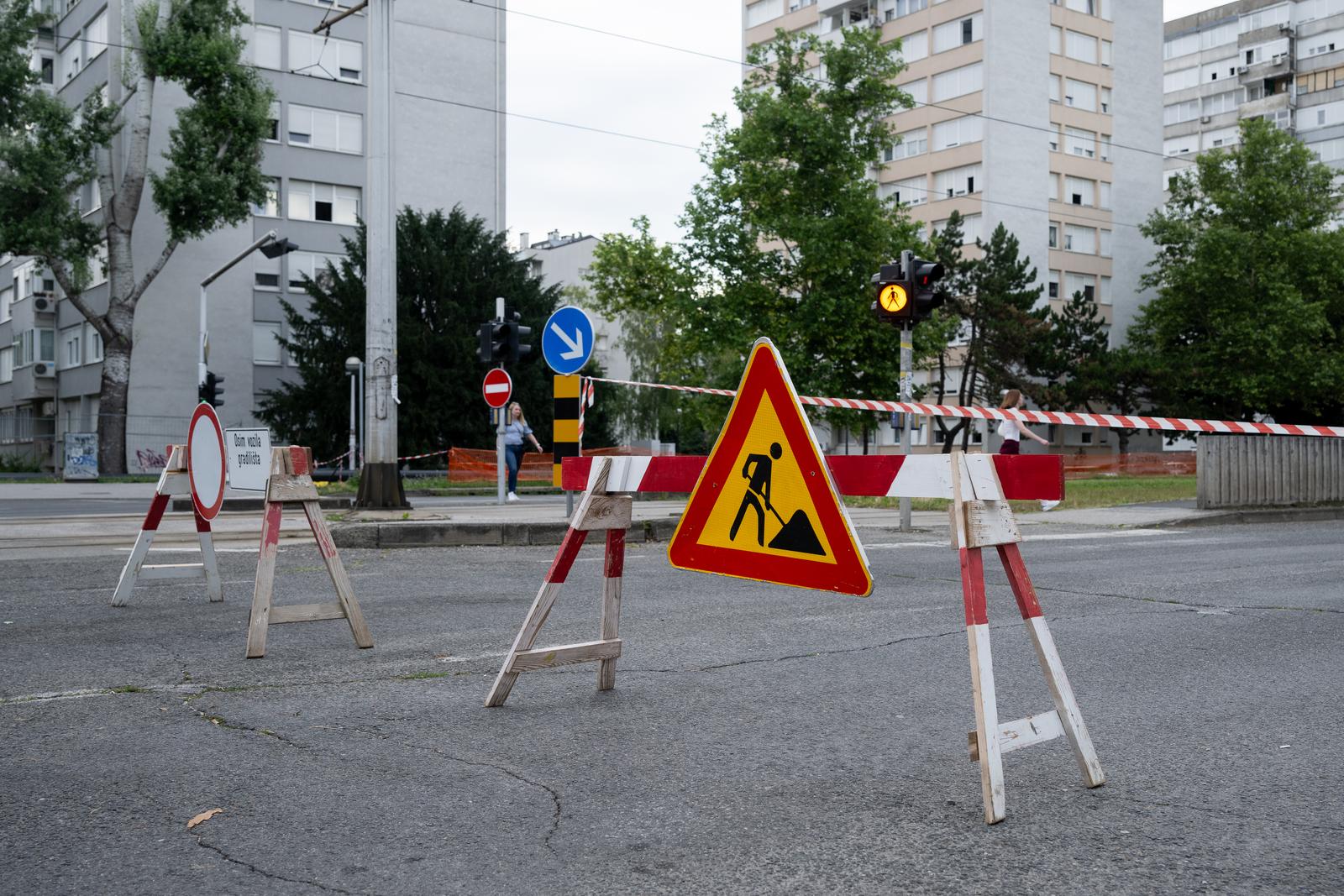 25.06.2024., Zagreb - Radovi na sanaciji prekopa u okviru radova na revitalizaciji vrelovoda Horvacanska cesta, zapadno od raskrizja sa Selskom cestom. Zbog radova za promet je zatvorena Horvacanska cesta od krizanja sa Selskom do krizanja s uliom Srednjaci. Photo: Davor Puklavec/PIXSELL