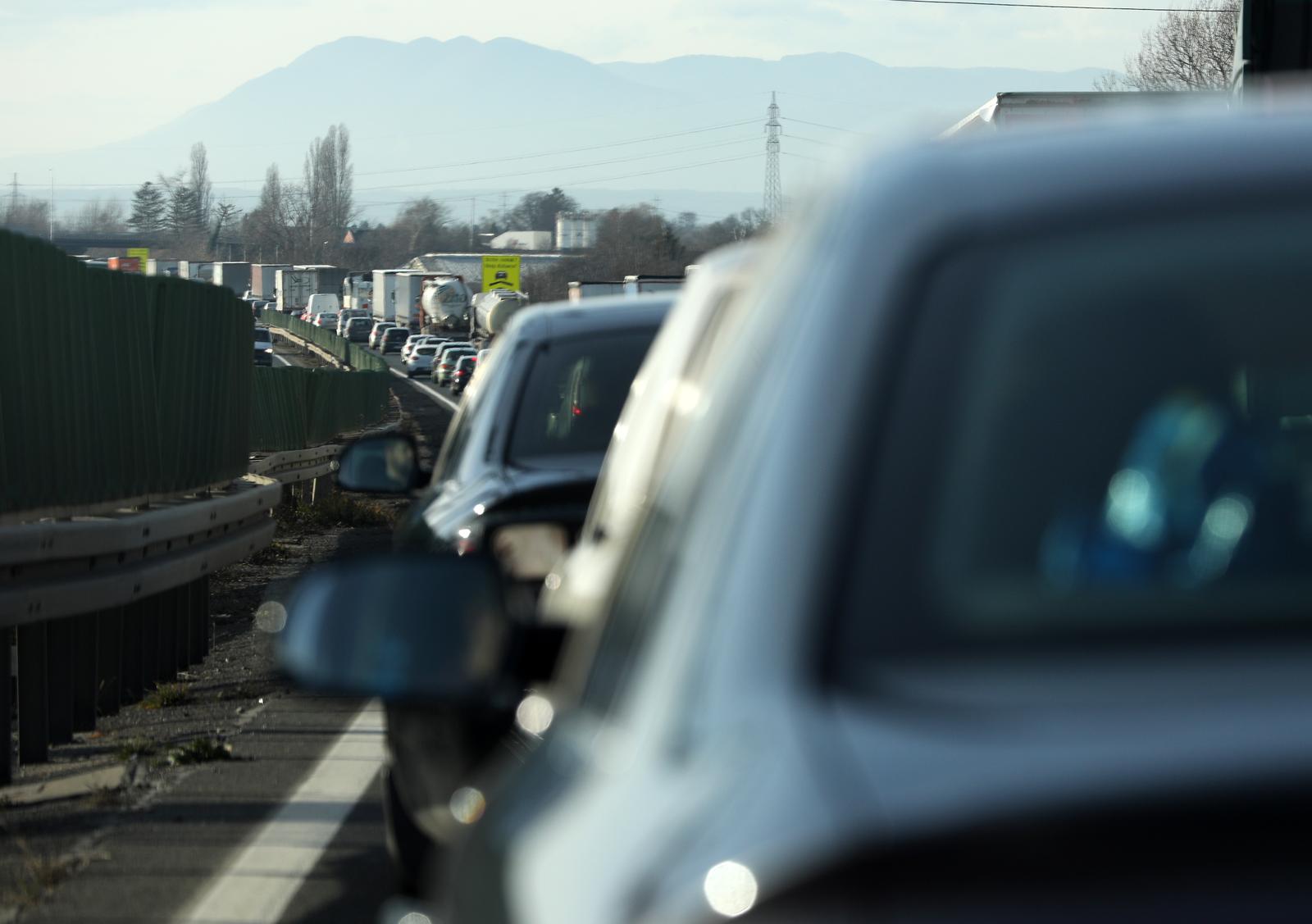 23.12.2020., Zagreb - Velika prometna guzva na zagrebackoj obilaznici uoci Badnjaka.rrPhoto: Davor Puklavec/PIXSELL