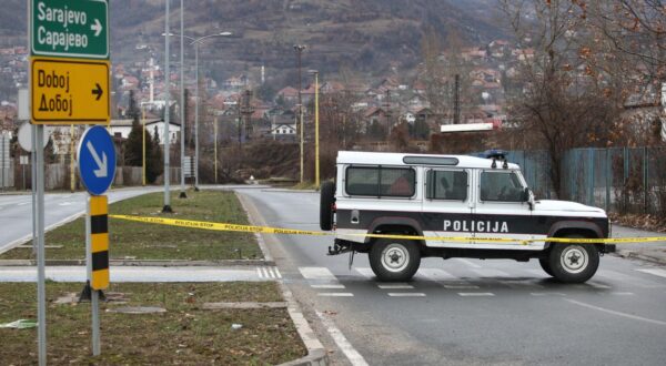 U Zenici i okolici zbog poplava proglašeno izvanredno stanje 03.02.2019, Zenica, Bosna i Hercegovina - Vodostaj rijeke Bosne koji je sinoc na ovom mjestu bio 5 metara, jutros je pao za pola metra. Jedan od ulaza u grad je blokiran zbog poplavljenog podvoznjaka. Photo: Armin Durgut/PIXSELL