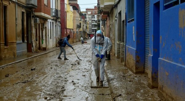 A man wearing protective jumpsuit takes part in cleaning works in a street covered in mud in Paiporta, south of Valencia, eastern Spain, on November 13, 2024 in the aftermath of deadly flooding. Spain closed schools and evacuated residents as heavy rains lashed the country on November 13, two weeks after its worst floods in a generation killed more than 200 people.,Image: 933936629, License: Rights-managed, Restrictions: , Model Release: no, Credit line: JOSE JORDAN / AFP / Profimedia