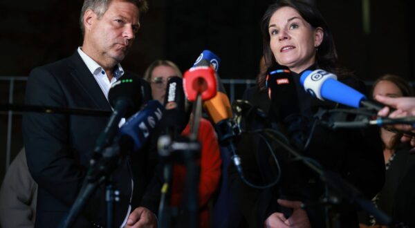 epa11706168 German Economy Minister Robert Habeck (L) and German Foreign Minister Annalena Baerbock (R) address the media outside the Chancellery in Berlin, Germany, 06 November 2024. German Chancellor Scholz announced on 06 November, the dismissal of German Finance Minister Christian Lindner in the course of ongoing consultations between parts of the so-called traffic light coalition of SPD, Greens and FDP.  EPA/CLEMENS BILAN