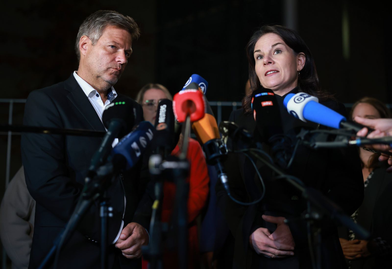 epa11706168 German Economy Minister Robert Habeck (L) and German Foreign Minister Annalena Baerbock (R) address the media outside the Chancellery in Berlin, Germany, 06 November 2024. German Chancellor Scholz announced on 06 November, the dismissal of German Finance Minister Christian Lindner in the course of ongoing consultations between parts of the so-called traffic light coalition of SPD, Greens and FDP.  EPA/CLEMENS BILAN