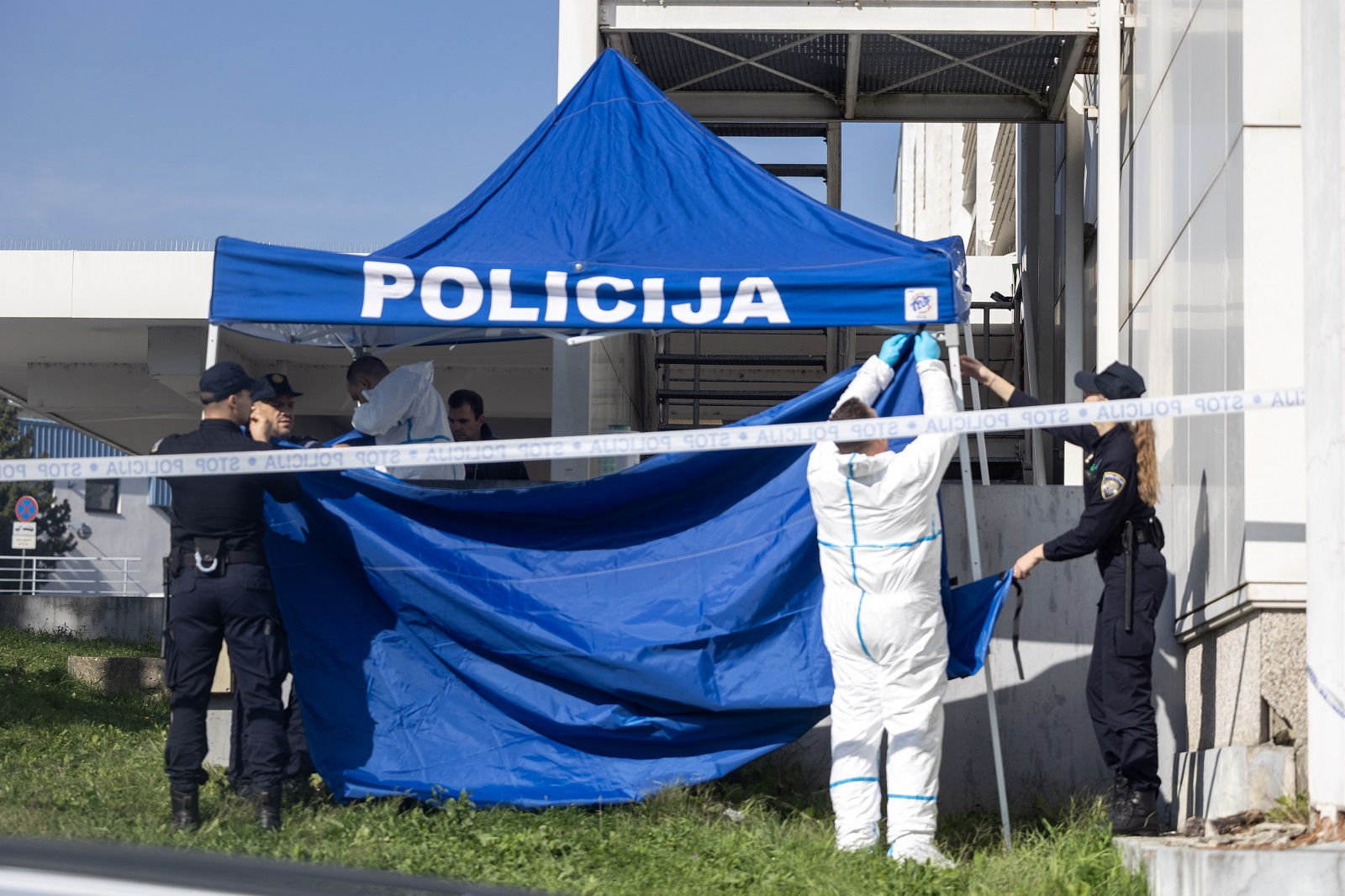 Zagreb, 21.10.2024 - Ravnatelj KBC-a Zagreb Ante Ćorušić smrtno je stradao u bolnici, potvrđeno je u ponedjeljak Hini iz izvora bliskih bolnici. U bolnicu je stigla policija te je u tijeku očevid o okolnostima smrtnog slučaja. 
Foto Hina/ Dario GRZELJ/ dag