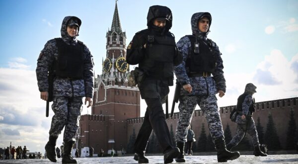 Police and the Russian National Guard (Rosgvardia) servicemen patrol Red Square in front of the Spasskaya tower of the Kremlin in Moscow on October 24, 2022, as part of security reinforcement measures.,Image: 732910502, License: Rights-managed, Restrictions: , Model Release: no, Credit line: Alexander NEMENOV / AFP / Profimedia