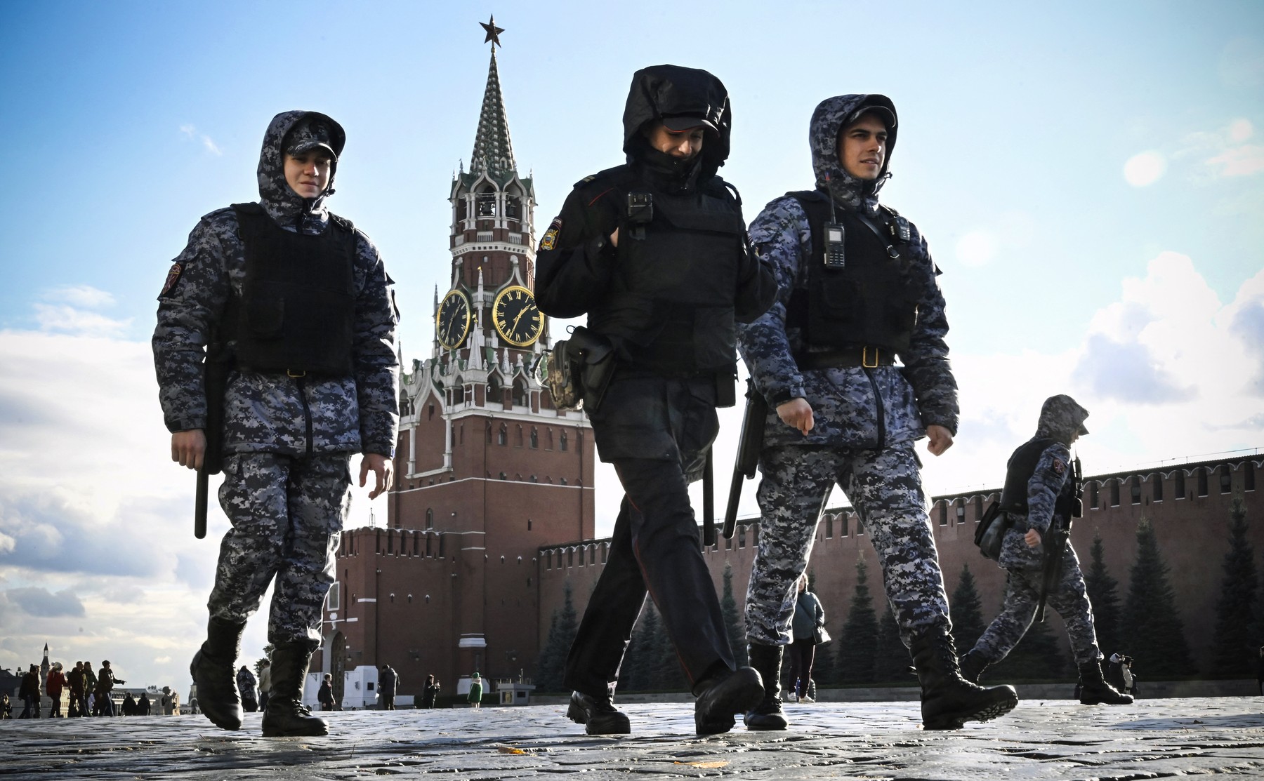 Police and the Russian National Guard (Rosgvardia) servicemen patrol Red Square in front of the Spasskaya tower of the Kremlin in Moscow on October 24, 2022, as part of security reinforcement measures.,Image: 732910502, License: Rights-managed, Restrictions: , Model Release: no, Credit line: Alexander NEMENOV / AFP / Profimedia