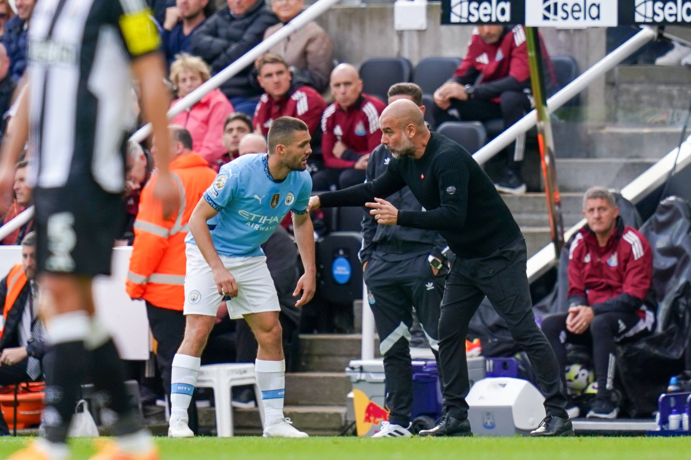 Newcastle United FC v Manchester City FC Manchester City Manager Pep Guardiola talks to Manchester City midfielder Mateo Kovacic 8 during the Newcastle United FC v Manchester City FC English Premier League match at St.James Park, Newcastle, England, United Kingdom on 28 September 2024 Editorial use only. All images are copyright Every Second Media Limited. No images may be reproduced without prior permission. All rights reserved. Premier League and Football League images are subject to licensing agreements with Football DataCo Limited. see https://www.football-dataco.com Copyright: x/EveryxSecondxMediax ESM-1143-0056,Image: 913177941, License: Rights-managed, Restrictions: , Model Release: no, Credit line: IMAGO / imago sportfotodienst / Profimedia