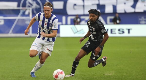 LINZ, AUSTRIA - OCTOBER 19: Silvan Wallner of Blau Weiss Linz and Thierno Ballo of Wolfsberg during the Admiral Bundesliga match between FC Blau Weiss Linz and RZ Wolfsberger AC at Hofmann Personal Stadion on October 19, 2024 in Linz, Austria .241019_SEPA_07_078 - 20241019_PD12087,Image: 923578972, License: Rights-managed, Restrictions: AUSTRIA OUT, GERMANY OUT, SWITZERLAND OUT, UK OUT
SOUTH TYROL OUT, Model Release: no, Credit line: Severin Aichbauer / AFP / Profimedia