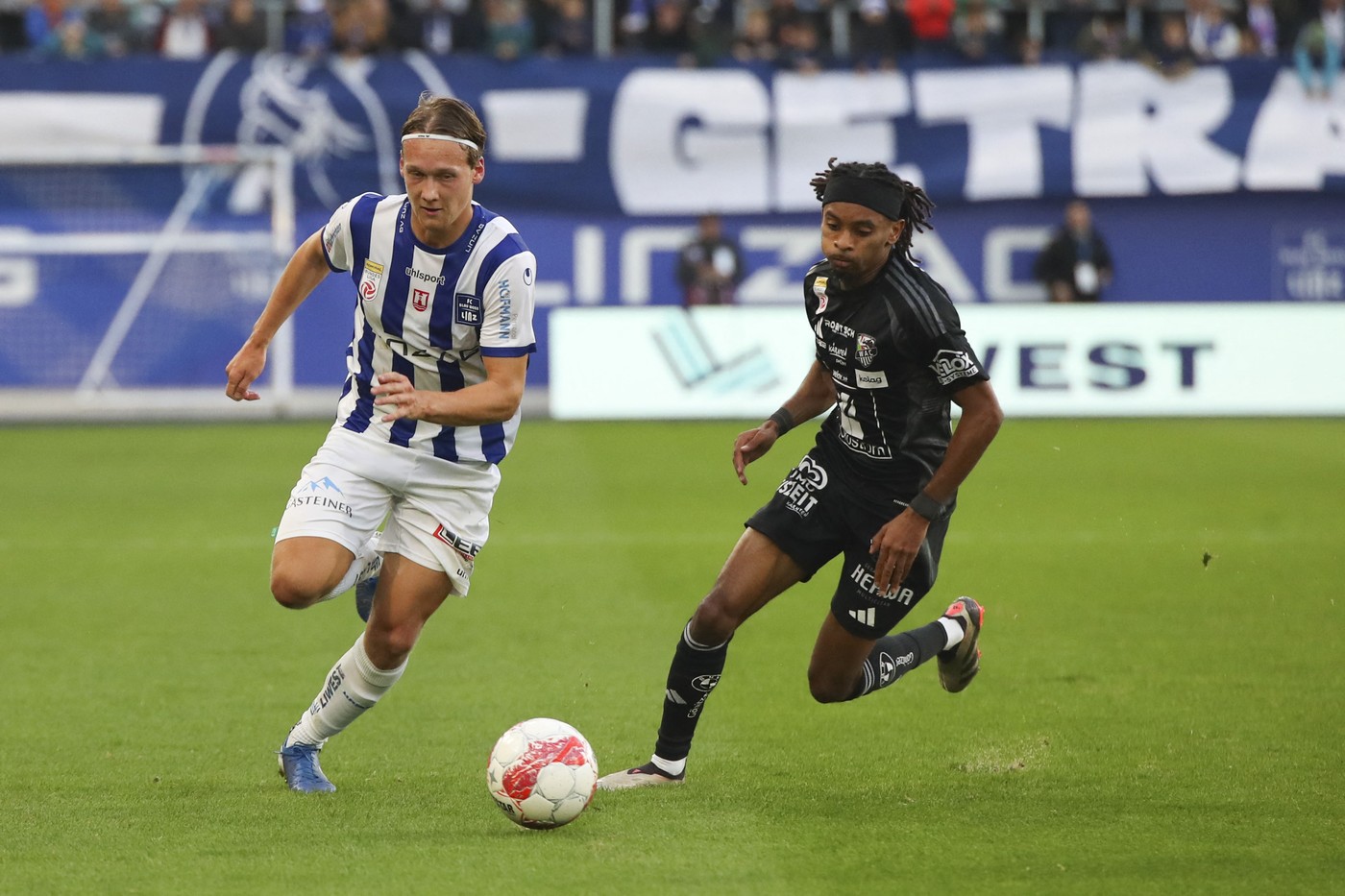 LINZ, AUSTRIA - OCTOBER 19: Silvan Wallner of Blau Weiss Linz and Thierno Ballo of Wolfsberg during the Admiral Bundesliga match between FC Blau Weiss Linz and RZ Wolfsberger AC at Hofmann Personal Stadion on October 19, 2024 in Linz, Austria .241019_SEPA_07_078 - 20241019_PD12087,Image: 923578972, License: Rights-managed, Restrictions: AUSTRIA OUT, GERMANY OUT, SWITZERLAND OUT, UK OUT
SOUTH TYROL OUT, Model Release: no, Credit line: Severin Aichbauer / AFP / Profimedia