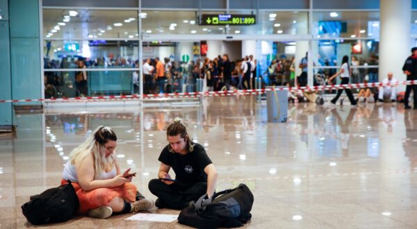 Tapes to separate the section where water has fallen due to rains at Barcelona-El Prat airport, on November 4, 2024, in El Prat de Llobregat, Barcelona, Catalonia (Spain). The airport has diverted 12 flights due to the rains. The Servei Meteorològic de Catalunya (SMC) has issued a warning for violent weather in several counties of Barcelona and Tarragona, including Baix Llobregat, where it has decreed a maximum degree of danger.
04 NOVEMBER 2024

11/04/2024,Image: 930338498, License: Rights-managed, Restrictions: , Model Release: no, Credit line: Kike Rincón / ContactoPhoto / Profimedia