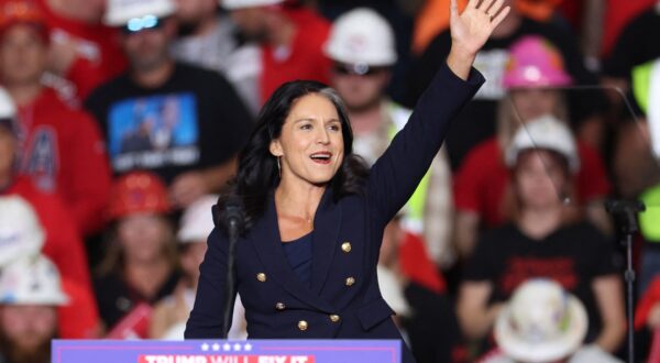 Former US Representative Tulsi Gabbard waves as she arrives to speak during a campaign rally for former US President and Republican presidential candidate Donald Trump at PPG Paints Arena in Pittsburgh, Pennsylvania, on November 4, 2024.,Image: 930500564, License: Rights-managed, Restrictions: , Model Release: no, Credit line: CHARLY TRIBALLEAU / AFP / Profimedia