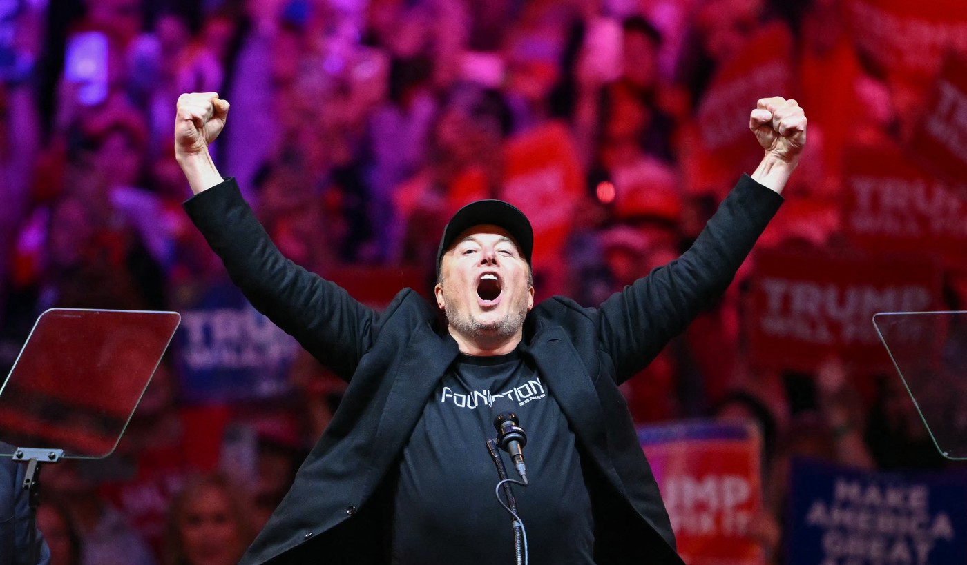 (FILES) Tesla and SpaceX CEO Elon Musk gestures as he steps on stage during a rally for former US President and Republican presidential candidate Donald Trump at Madison Square Garden in New York, October 27, 2024.
 Elon Musk, the world's richest man, is positioned to have sweeping powers in the second Trump administration as a deputy tasked with restructuring government operations using his aggressive approach to business. The next chapter in the life of the South African-born tycoon comes after he delivered unprecedented support for Trump's campaign, coming out a huge winner in his first deep dive into politics.,Image: 931305383, License: Rights-managed, Restrictions: TO GO WITH AFP STORY BY ALEX PIGMAN: "As Musk's big Trump bet pays off, US government faces 'hardcore' reform", Model Release: no, Credit line: ANGELA WEISS / AFP / Profimedia