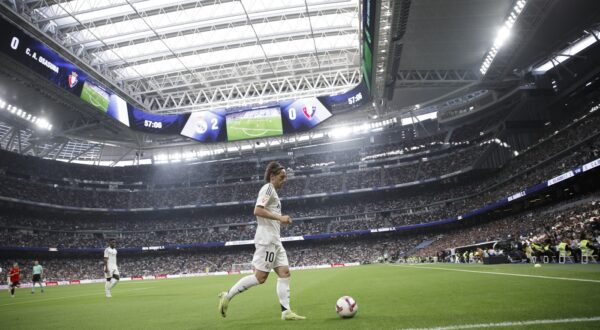 MADRID, SPAIN - November 9: Luka Modric of Real Madrid in action during the La Liga 2024/25 match between Real Madrid and Osasuna at Santiago Bernabeu Stadium.,Image: 932370828, License: Rights-managed, Restrictions: ¡¡ PLEASE DONT SEND TO IMAGO!!, Model Release: no, Credit line: Guillermo Martinez / AFLO / Profimedia