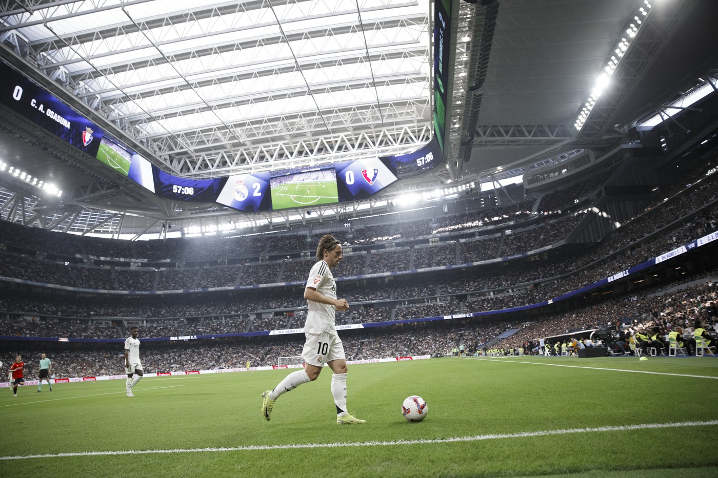 MADRID, SPAIN - November 9: Luka Modric of Real Madrid in action during the La Liga 2024/25 match between Real Madrid and Osasuna at Santiago Bernabeu Stadium.,Image: 932370828, License: Rights-managed, Restrictions: ¡¡ PLEASE DONT SEND TO IMAGO!!, Model Release: no, Credit line: Guillermo Martinez / AFLO / Profimedia