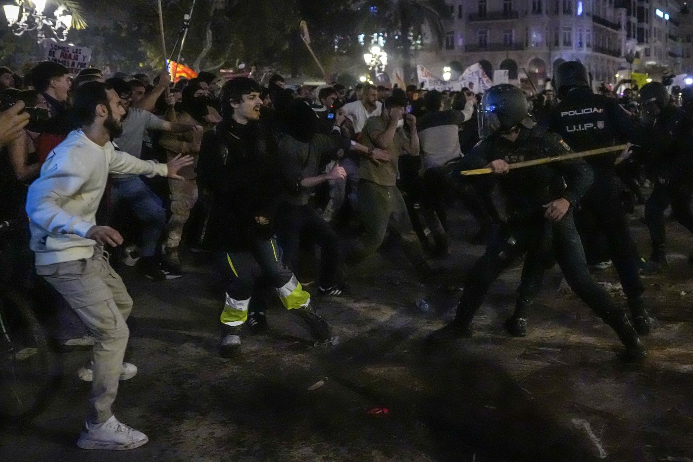 Protesters clash with police during a demonstration to demand the resignation of Valencia Regional President Carlos Mazon in Valencia on November 9, 2024.   The European nation's worst floods in a generation have killed at least 220 people, left dozens missing and submerged entire towns in mud, particularly in the eastern Valencia region.,Image: 932390939, License: Rights-managed, Restrictions: , Model Release: no, Credit line: Cesar Manso / AFP / Profimedia