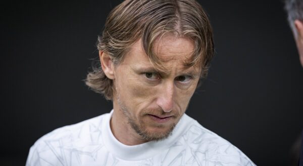 Real Madrid CF vs CA Osasuna - La Liga EA Sports 2024/25 Luka Modric of Real Madrid CF getting into the field during the La Liga EA Sports 2024/25 football match between Real Madrid CF vs CA Osasuna at Estadio Santiago Bernabeu on November 09, 2024 in Madrid, Spain. Madrid Estadio Santiago Bernabeu Madrid Spain Copyright: xAlbertoxGardinx AGardin_20241109_Liga_Real_Madrid_Osasuna_049,Image: 932436150, License: Rights-managed, Restrictions: , Model Release: no, Credit line: Alberto Gardin / imago sportfotodienst / Profimedia