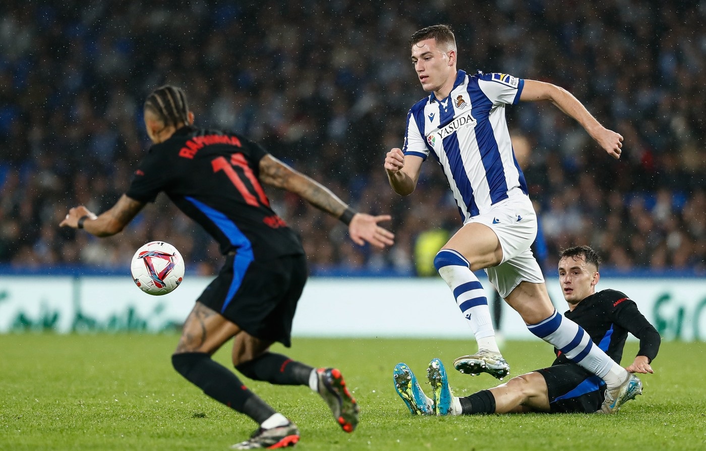 November 10, 2024, San Sebastian, Guipuzcoa, SPAIN: Rapinha of FC Barcelona, Luka Sucic of Real Sociedad and Marc Casado of FC Barcelona in action during the Spanish League, LaLiga EA Sports, football match played between Real Sociedad and FC Barcelona at Reale Arena stadium on November 10, 2024, in San Sebastian, Guipuzcoa, Spain.,Image: 932839186, License: Rights-managed, Restrictions: , Model Release: no, Credit line: Irina R. Hipolito / Zuma Press / Profimedia